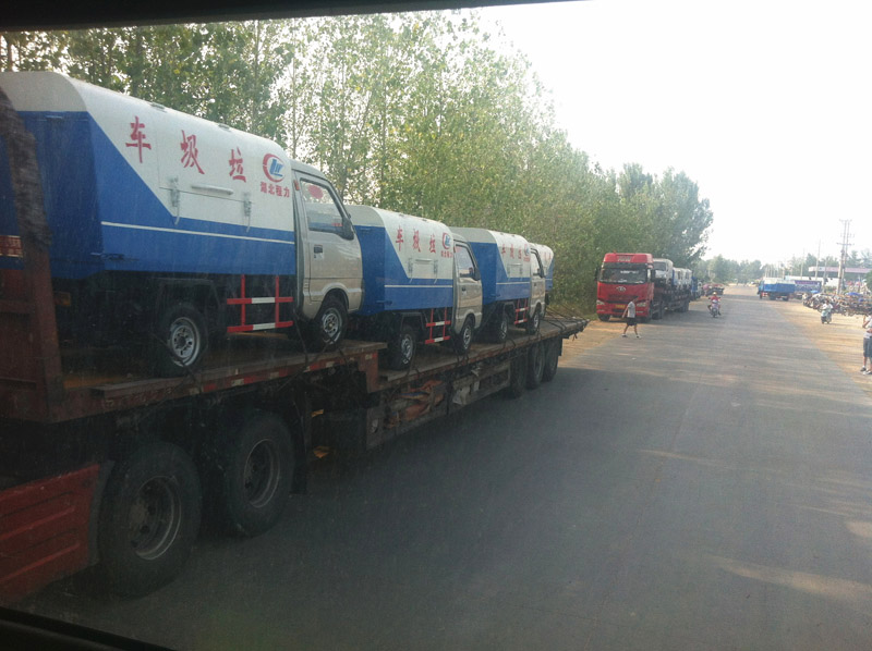 圖為準備發車至山西的小型<a href=http://www.jinchen-sh.com/ljc target=_blank class=infotextkey>垃圾車</a>