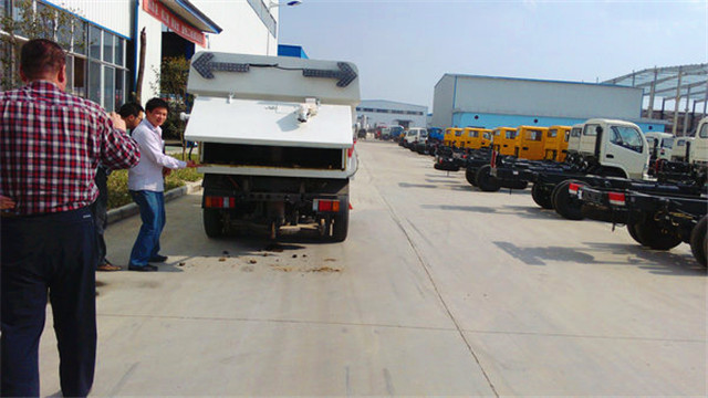 內(nèi)蒙客商正在參觀五十鈴<a href=http://www.jinchen-sh.com/saoluche/ target=_blank class=infotextkey>掃路車</a>