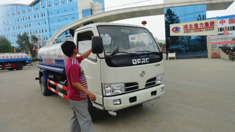 正在給5噸<a href=http://www.jinchen-sh.com/ssc target=_blank class=infotextkey>灑水車</a>做出廠前準(zhǔn)備