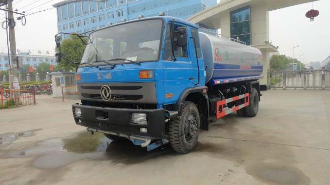 出廠(chǎng)前的東風(fēng)153灑水車(chē)