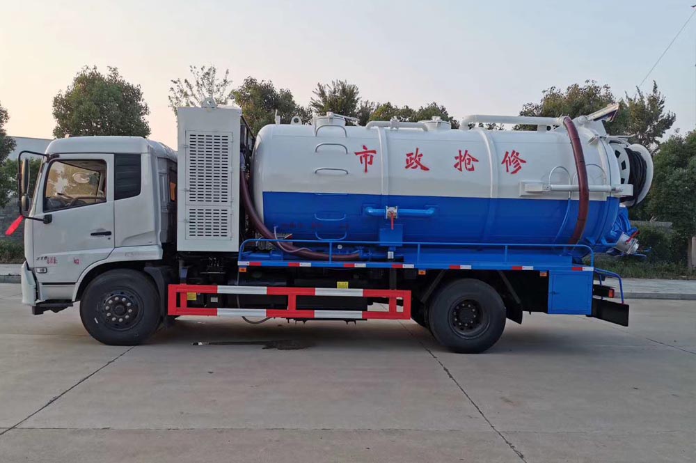 東風(fēng)天錦國(guó)六清洗吸污車(chē)帶副發(fā)動(dòng)機(jī)圖片4