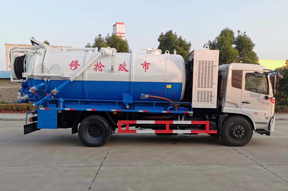 東風(fēng)天錦國(guó)六清洗吸污車(chē)帶副發(fā)動(dòng)機(jī)圖片3