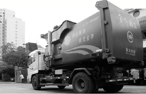 昨天，一輛酷似裝甲車的環(huán)衛(wèi)車照片在金華網(wǎng)民中流傳，金華用上如此帥氣的環(huán)衛(wèi)車，許多網(wǎng)友很好奇。