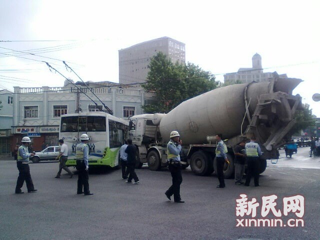 一輛19路電車在新閘路成都北路路口被一輛水泥<a href=http://www.jinchen-sh.com/jbc/ target=_blank class=infotextkey>攪拌車</a>攔腰撞擊，車毀嚴重。通訊員 殷佳維 攝
