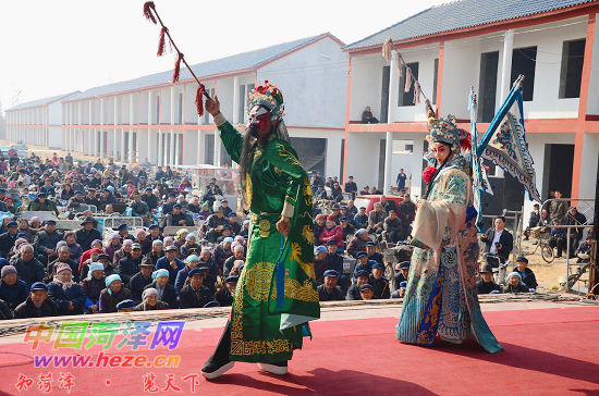 “人大代表號”大型流動<a href=http://www.jinchen-sh.com/wtc/ target=_blank class=infotextkey>舞臺車</a>駛進李村鎮