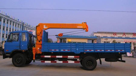 隨車起重機(jī)除了能夠吊裝外，還能夠 對(duì)貨物運(yùn)輸，做到了一車兩用，一車多用