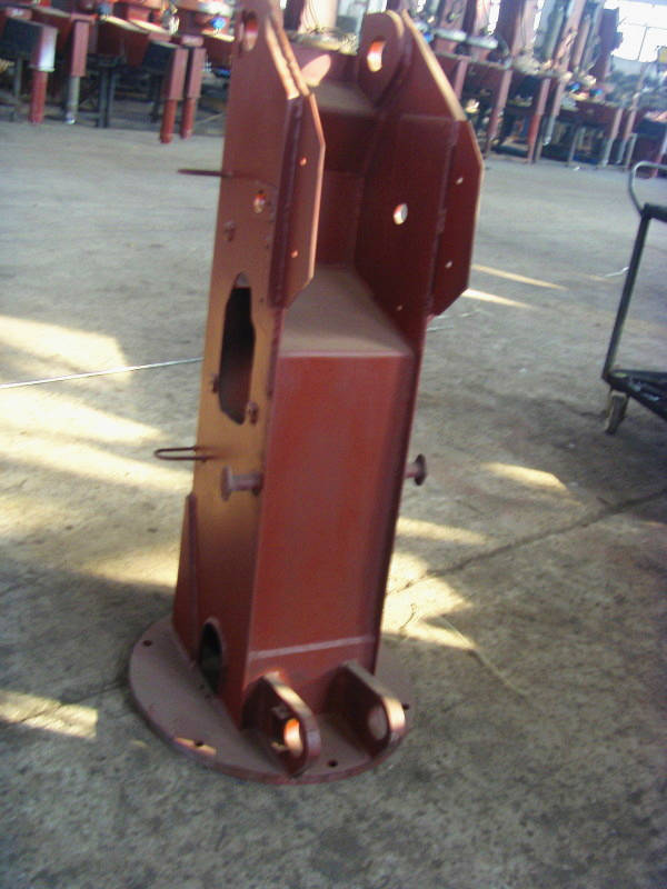 隨車吊的立柱：立柱是連接吊臂和機(jī)架的重要部件，貨物左右旋轉(zhuǎn)時(shí)主要靠立柱