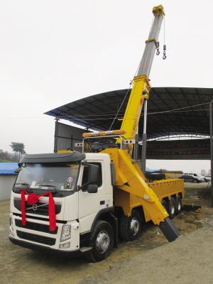 昨日，目前國內最大噸位的道路<a href=http://www.jinchen-sh.com/qzc/ target=_blank class=infotextkey>清障車</a>正式“落戶”貴陽。該清障車車價近300萬元，集吊裝、拖車于一體，最大起吊高度13.2米，最大拖牽重量54噸，最大起吊重量60噸，可安全快速地對交通事故中側翻的重型貨車、重型<a href=http://www.jinchen-sh.com/ygc/ target=_blank class=infotextkey>油罐車</a>等進行起吊、救援和拖運，及時恢復現場交通。曾秦 攝
