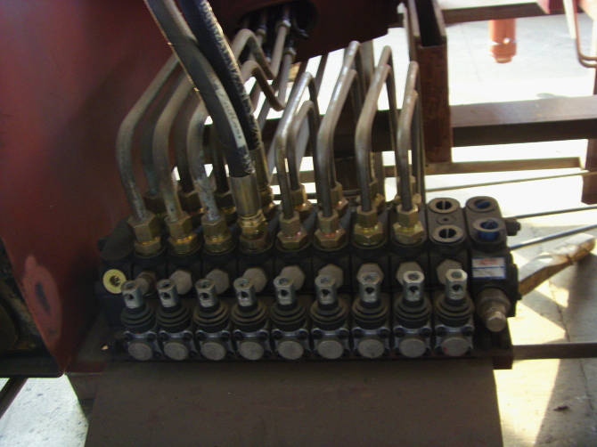  多路換向閥是<a href=http://www.jinchen-sh.com/scd/ target=_blank class=infotextkey>隨車吊</a>的操作系統(tǒng)