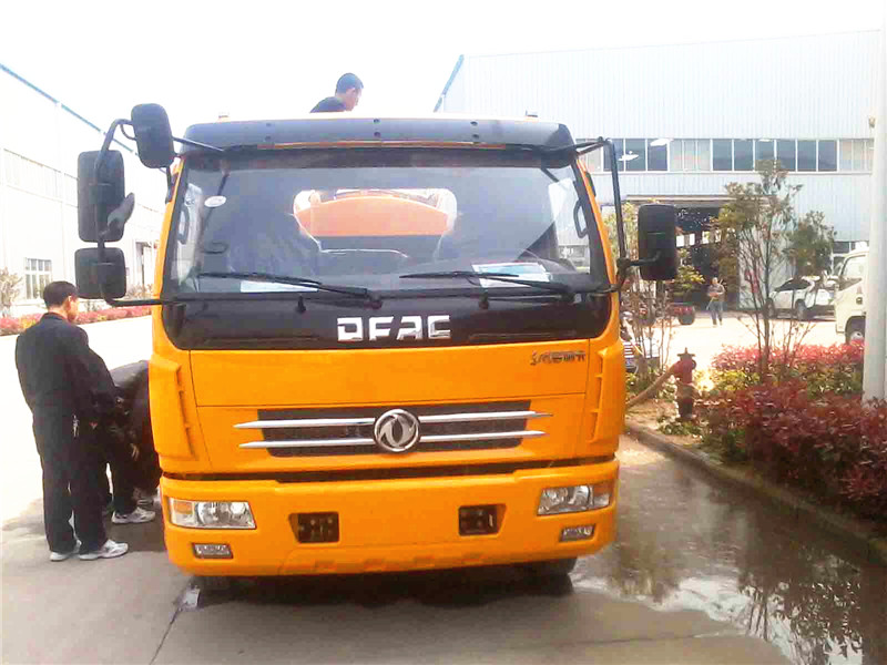 高壓清洗<a href=http://www.jinchen-sh.com/xifenche/ target=_blank class=infotextkey>吸糞車</a>正面圖